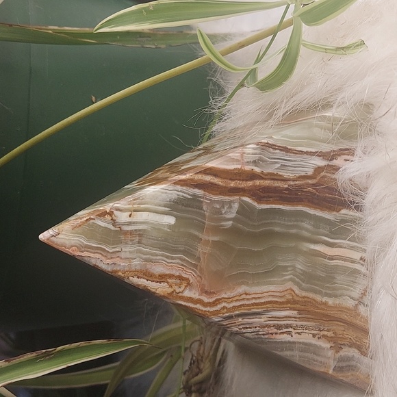 Banded Onyx Healing Pyramid FREE Shipping Over $100 - Picture 2 of 3